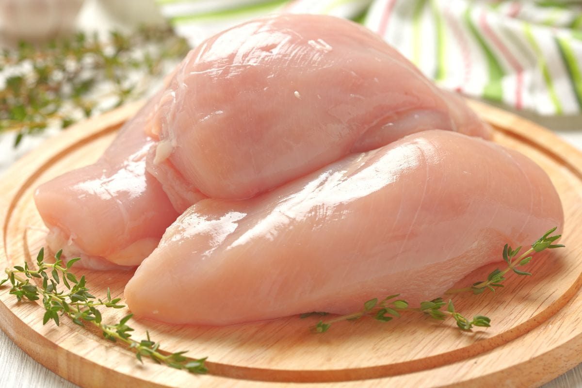 Кур грудка белки. Аминокислоты куриная грудка. Курица сырая грудка.