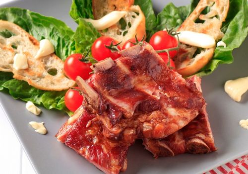 Smoked Pork Ribs with Crispy Bread and Lettuce