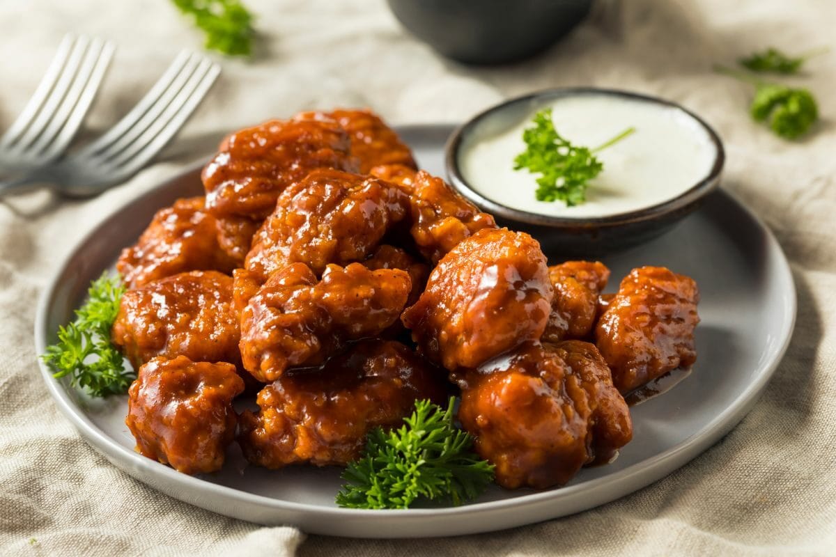Barbecued Boneless Chicken Wings with White Sauce